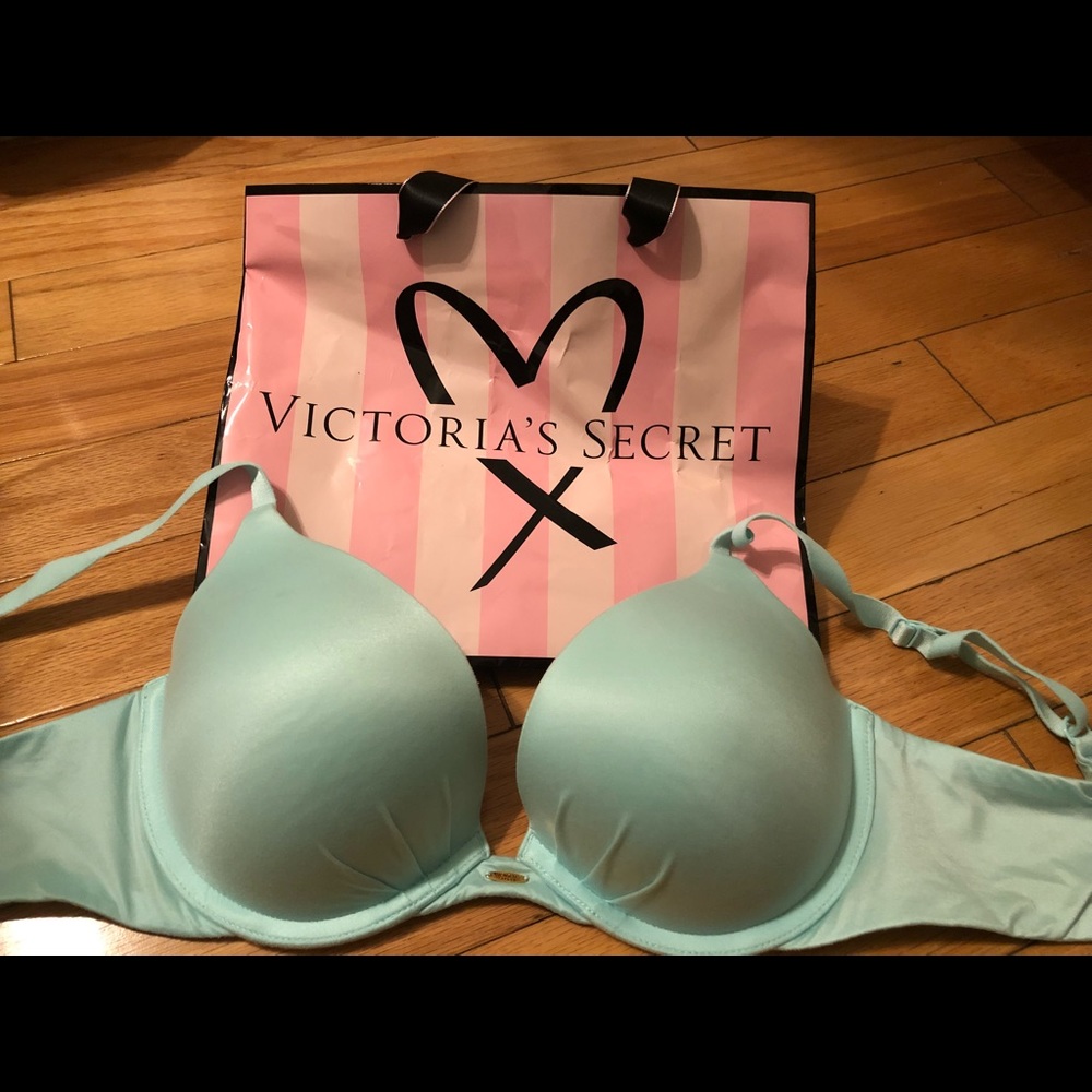 Victoria’s Secret Fabulous Bra size 34D.